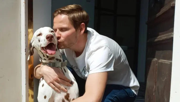 Kristof y Spot hoy. Detrás de esta imagen hay una historia que cambió todo.