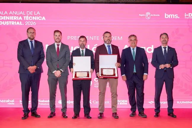 Un momento de la entrega de los premios del Colegio de Ingenieros T&eacute;cnicos Industriales de la Regi&oacute;n de Murcia con motivo de su 70 aniversario. (Fidedigno)