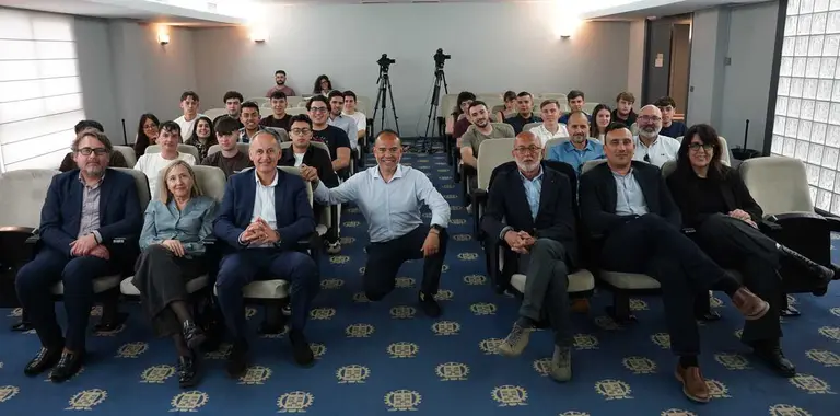 Fotograf&iacute;a grupal con el CEO y los asistentes a la sesi&oacute;n. (Ra&uacute;l Alc&aacute;ntara)