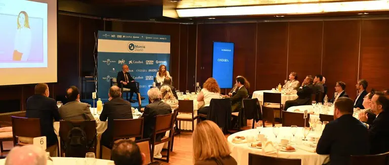 Un momento en el transcurso del Desayuno de Murcia Diario con Anabel D&iacute;az, vicepresidenta de Uber. (Marta Ahijado)