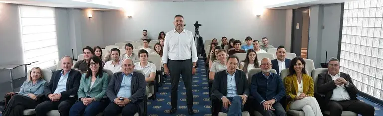 Foto de familia tras el CEO University de Murcia Diario con Miguel L&oacute;pez Abad. (Ra&uacute;l Alc&aacute;ntara)