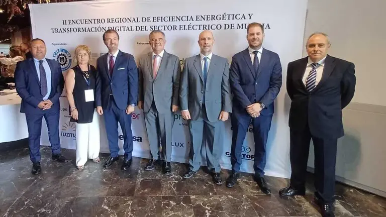 Imagen de familia durante la inauguraci&oacute;n del 'II Encuentro regional de eficiencia energ&eacute;tica y transformaci&oacute;n digital del sector el&eacute;ctrico de Murcia&rsquo;. (CARM)