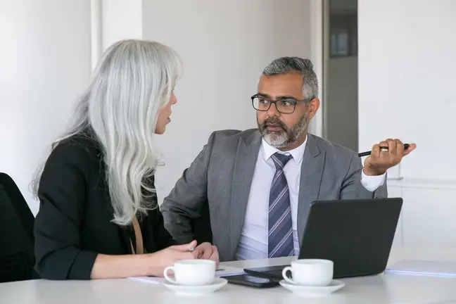 <h1><span style="font-size:14px;">Claves para elegir al mejor abogado laboralista en Murcia para tu caso- Imagen <a target="_blank" href="https://www.magnific.com/es/foto-gratis/par-colegas-serios-sentados-mesa-laptop-documentos-tazas-cafe-hablando-tiro-medio-concepto-comunicacion-trabajo-equipo_11295307.htm#fromView=search&amp;page=1&amp;position=0&amp;uuid=d8889080-2534-4087-8a7f-34f3959289a2&amp;query=Abogado+asesorando+a+un+cliente+en+oficina">Magnific</a></span></h1>
