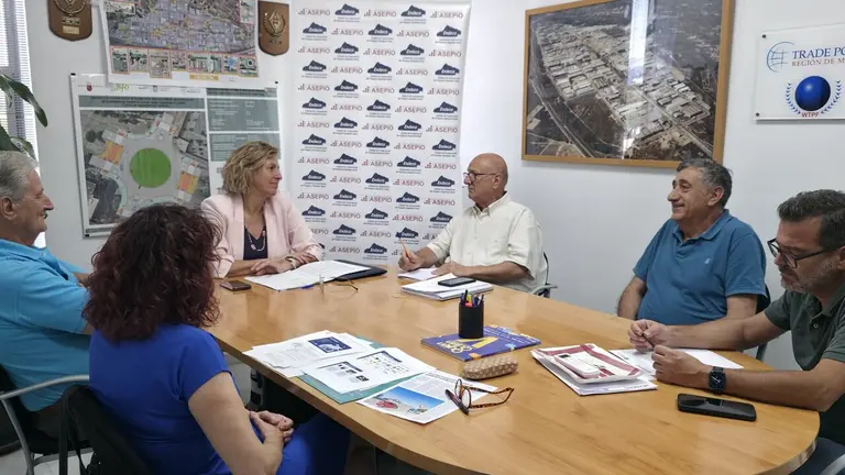 La concejal de Promoci&oacute;n Econ&oacute;mica y Empleo del consistorio murciano, Mercedes Bernab&eacute;, reunida con el presidente de la Asociaci&oacute;n de Empresarios del Parque Empresarial Oeste, Antonio Castillo. (Ayuntamiento de Murcia)