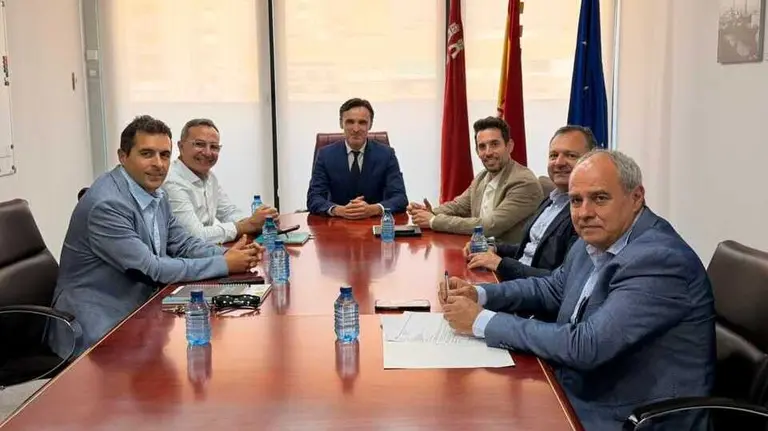 Reuni&oacute;n entre el consejero de Infraestructuras y Desarrollo Territorial, Jorge Garc&iacute;a Montoro, y el recientemente reelegido presidente de Aremur, Francisco Esp&iacute;n S&aacute;nchez. (CARM)
