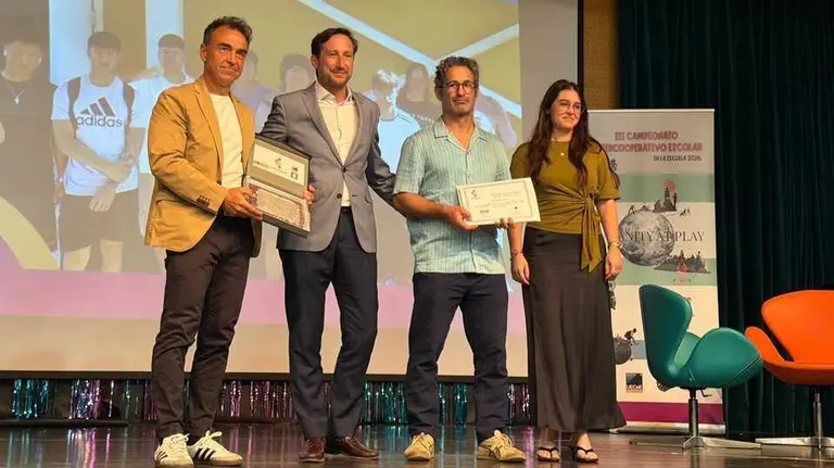 Entrega del premio del concurso Emprendemos al colegio San Agust&iacute;n de Fuente &Aacute;lamo. (Cajamar)