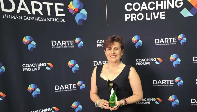 La&nbsp;murciana Magda Fern&aacute;ndez, CEO de Magfera, tras recibir el premio 'Emprendimiento y Negocios' en Coaching Pro Live. (Show Me Comunicacion)