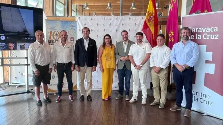 Foto de familia durante la presentaci&oacute;n de la prueba. (Estrella de Levante)