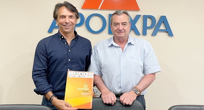 Foto firma del acuerdo Apoexpa y Naranjasyfrutas.com.