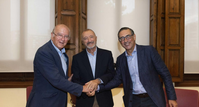 Carlos Egea, Pérez-Reverte y José Luján, tras sellar el acuerdo