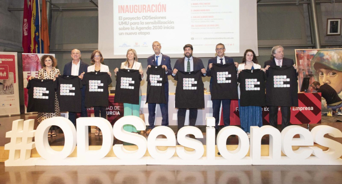 Fotograf&iacute;a de familia tras la presentaci&oacute;n de ODSesiones, presidida por el presidente de la CARM, Fernando L&oacute;pez Miras