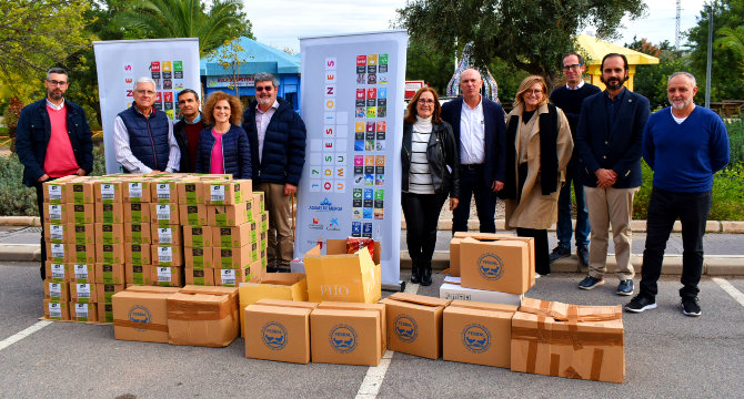 Representantes del Banco de Alimentos y de la UMU, en la entrega de mil kilos de alimentos
