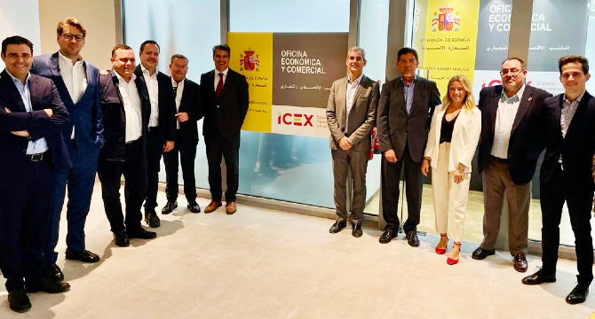 20221218 Empresarios construcci&oacute;n reuni&oacute;n consejero oficina comercial emiratos