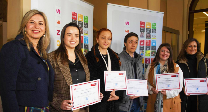 La directora territorial de Caixabank, Olga Rodríguez, con los ganadores del concurso (1)