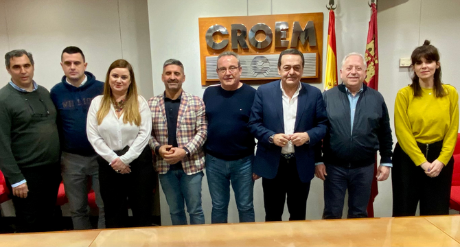 Organizaciones empresariales y sindicales, tras alcanzar el acuerdo en la sede de CROEM.