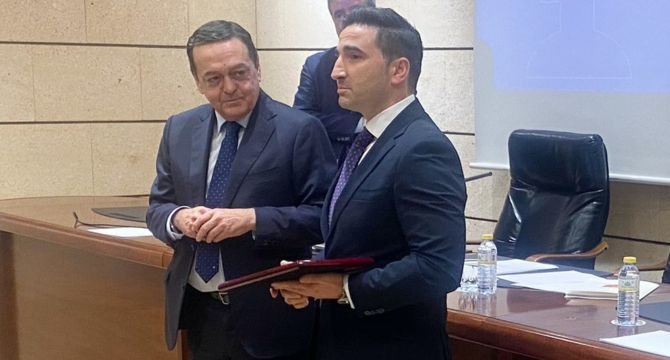 El director de El Corte Inglés, Hugo Lorente recibe la placa de reconocimiento de manos de José María Albarracín, presidente de CROEM.