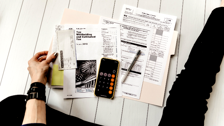 Hacienda espera recaudar m&aacute;s de 12.000 millones de euros durante el &uacute;ltimo mes de la campa&ntilde;a de la renta
Photo by kelly-sikkema