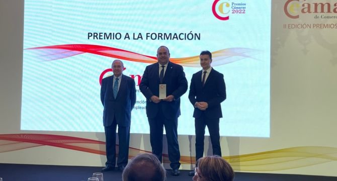 Juan Francisco Gómez, presidente de la Cámara de Lorca, recoge el premio. 