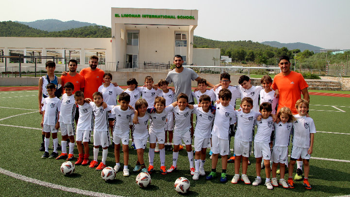 Rafa Mir muestra a los niños murcianos los secretos para triunfar en el fútbol de élite