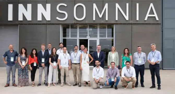 Las 15 startups seleccionadas junto a los directivos y autoridades participantes en el encuentro sobre digitalizaci&oacute;n en Valencia.