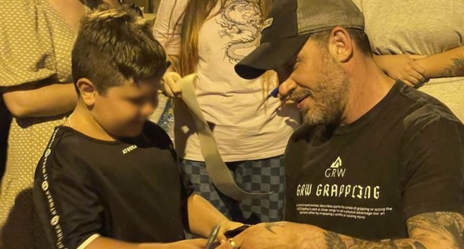 El actor protagonista Tom Hardy se mostró muy accesible con los vecinos y llegó a firmar autógrafos a los niños que se lo pidieron. 