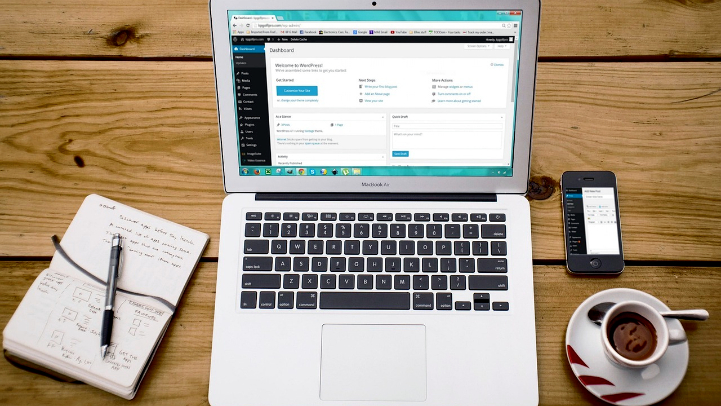 Alojamiento web y SEO: Comprender la conexi&oacute;n para mejorar las clasificaciones
 

El hosting web y el SEO est&aacute;n estrechamente relacionados cuando se trata de mejorar las posiciones de un sitio web en los motores de b&uacute;squeda. Es por eso que aqu&iacute; te hablaremos m&aacute;s la conexi&oacute;n entre el alojamiento web y el SEO para tener una correcta elecci&oacute;n del hosting.

Velocidad y rendimiento del servidor
Un hosting juega un papel crucial en la velocidad y el rendimiento de un sitio web. Los motores de b&uacute;squeda como Google toman en cuenta la velocidad de carga r&aacute;pida y premian los sitios web que ofrecen una mejor experiencia de usuario. Entre mejor sea la experiencia, mejor te valorar&aacute; el algoritmo.

Al elegir un proveedor de alojamiento es importante revisar si cuenta con servidores r&aacute;pidos y potentes, lo cual ayudar&aacute; a mejorar la velocidad de tu sitio web. Al mejorar la velocidad de carga mejorar&aacute;s la experiencia del usuario.

Disponibilidad del servidor
Otro de los beneficios para el SEO de un buen hosting es tener una mayor disponibilidad de servidores. Y es que el tiempo que est&eacute; disponible tu web influir&aacute; en la indexaci&oacute;n por parte del algoritmo y por tanto, los resultados de b&uacute;squeda.

Cuando falla la disponibilidad del servidor, Google detectar&aacute; que tu web no est&aacute; activa y por tanto, no la mostrar&aacute;. Esto har&aacute; que pierda relevancia y por tanto, caiga en el ranqueo de la web. As&iacute; que es fundamental tener la mayor disponibilidad de servidor posible.

Ubicaci&oacute;n de los servidores
Aunque no lo parezca, la ubicaci&oacute;n de los servidores de un hosting web puede influir en el SEO. Primero, por la infraestructura relacionada con los servidores mismos y que influir&aacute; en su trabajo. Un ejemplo est&aacute; en la infraestructura el&eacute;ctrica pues si esta falla, los servidores no podr&aacute;n operar.

Junto a ello, los motores de b&uacute;squeda tambi&eacute;n consideran la ubicaci&oacute;n del servidor al mostrar resultados de locales, lo que puede influir en la visibilidad y las clasificaciones. Si quieres posicionarte en cierta regi&oacute;n, tener un hosting de la misma zona puede ayudar ligeramente al SEO de la web.

Seguridad del sitio web
Un servicio de hosting tambi&eacute;n incluye mediudas de seguridad para la web. Un ejemplo est&aacute; en el uso de certificados SSL. De igual forma, los servicios de alojamiento web gestionado permiten a las empresas protegerse con otros medios. El uso de sistemas de cifrado de datos, as&iacute; como servidores protegidos tambi&eacute;n ayuda a la protecci&oacute;n de la web. Y esto, tiene mucho que ver con el SEO.

Y es que al tener una buena seguridad, ofreces tambi&eacute;n una gran experiencia para el usuario. Una grata experiencia ayudar&aacute; a que el algoritmo te considere una mejor p&aacute;gina y la muestre a m&aacute;s personas.

Capacidad de escalabilidad y crecimiento
Tener un hosting escalable es esencial para el crecimiento a largo plazo de un sitio web y su SEO. A medida que tu sitio web se expande y atrae m&aacute;s tr&aacute;fico, requerir&aacute;s de recursos adicionales para mantener ese crecimiento.

Un alojamiento web que ofrece escalabilidad te permite aumentar los recursos seg&uacute;n lo requieras sin afectar el rendimiento del sitio. Esto asegura que tu sitio web pueda manejar un mayor volumen de tr&aacute;fico, as&iacute; se mejorar&aacute; la experiencia web del usuario y por tanto, el ranqueo por parte de los motores de b&uacute;squeda.

Herramientas adicionales de posicionamiento
Cuando se tiene un buen hosting, tambi&eacute;n se tiene la oportunidad de acceder a una gran cantidad de funciones y herramientas para mejorar el SEO on site. Al mejorar el SEO en tu sitio web, mejorar&aacute;s el SEO fuera del sitio y por tanto, los resultados que puedes obtener.

As&iacute; se logra una mejora tanto interna como externa de modo que esto repercuta de forma completa en el algoritmo. Revisa las herramientas que te ofrece la misma plataforma para as&iacute;, encontrar la que mejor funciones en pro de la mejora del SEO tenga.

Optimizaci&oacute;n avanzada
Por &uacute;ltimo, el mismo proveedor de hosting nos puede ofrecer la posibilidad de acceder a nuevas herramientas enfocadas en la mejora del mismo. Este tipo de herramientas van de la mano de la innovaci&oacute;n. &iquest;C&oacute;mo? A trav&eacute;s de la publicaci&oacute;n de actualizaciones y cambios en los recursos o hardware del proveedor.

Esto puede incluir opciones como la compresi&oacute;n de archivos, la gesti&oacute;n de cach&eacute; y la configuraci&oacute;n de DNS. Al aprovechar estas caracter&iacute;sticas puedes mejorar tu sitio web para una mejor velocidad de carga, rendimiento y experiencia del usuario. Esto se traducir&aacute; en un crecimiento del SEO gracias a la optimizaci&oacute;n de la web.
