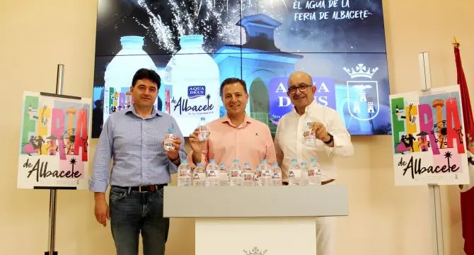 De izquierda a derecha El concejal de Feria, Francisco Navarro, el alcalde de Albacete, Manuel Serrano y el director comercial de Aquadeus, Juli&aacute;n Garre