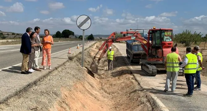 El consejero en funciones de Fomento e Infraestructuras, Jos&eacute; Ram&oacute;n D&iacute;ez de Revenga, la alcaldesa de Yecla, Remedios Lajara, la alcaldesa de Jumilla, Seve Gonz&aacute;lez, y el secretario general de la Consejer&iacute;a, Enriqu