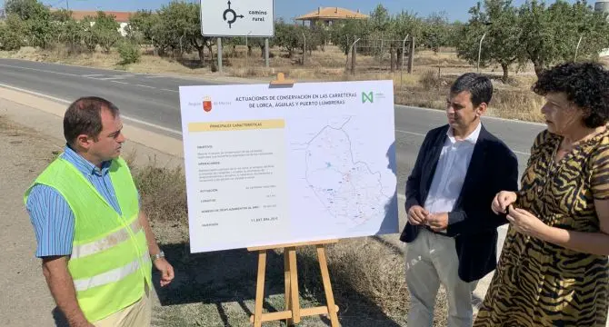 El consejero en funciones de Fomento e Infraestructuras, Jos&eacute; Ram&oacute;n D&iacute;ez de Revenga, y la alcaldesa de Puerto Lumbreras, Mar&iacute;a &Aacute;ngeles T&uacute;nez, durante la presentaci&oacute;n Plan de Conservaci&oacute;n del Alto Guadalent&iacute;n, enma