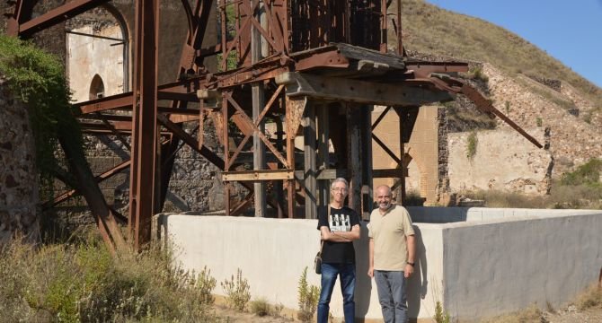 García Martín (a la zquierda) y Rosique Campoy, la pasada semana, en el castillete del complejo minero del Cabezo Rajao.