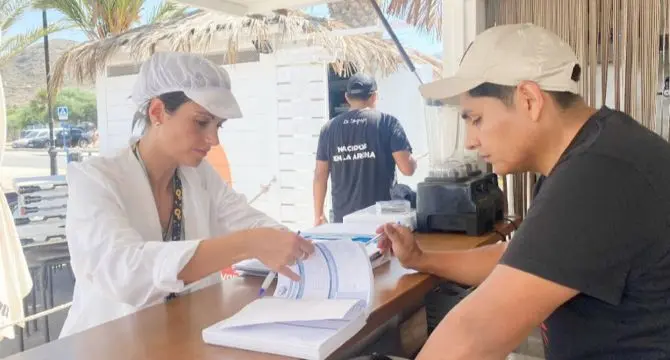 Juana Mar&iacute;a Torres, responsable del Dpto. de Seguridad e Higiene Alimentaria de Hostecar en un local. 