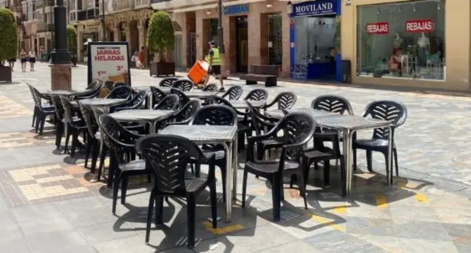 Los hosteleros manifiestan que existen carencias en todos los puestos, desde ayudantes de cocina hasta camareros. (Archivo) 