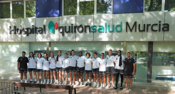 El equipo de jugadoras tras su reconocimiento médico en Quirónsalud Murcia.