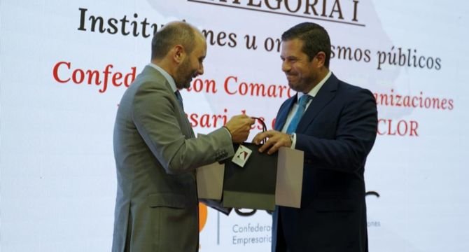 El director del Info, Joaquín Gómez  entrega el premio al presidente de Celor, Juan Jódar.