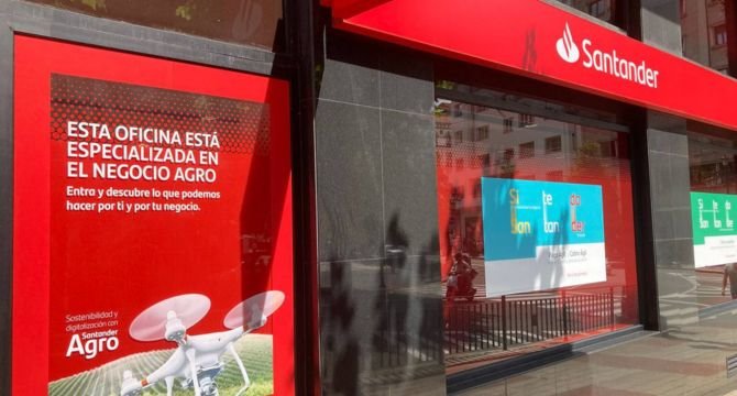 Santander ha continuado reforzando su apuesta por el sector agroalimentario con la remodelación de sus oficinas y ha alcanzado las 125 sucursales especializadas en el Negocio Agro en España.