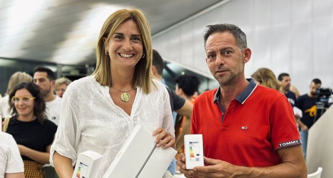La alcaldesa de Archena, Patricia Fernández, ha entregado a distintos comercios locales material digital, compuesto de 130 pack de luces inteligentes y 130 Ipad, valorado en más de 150.000 euros.