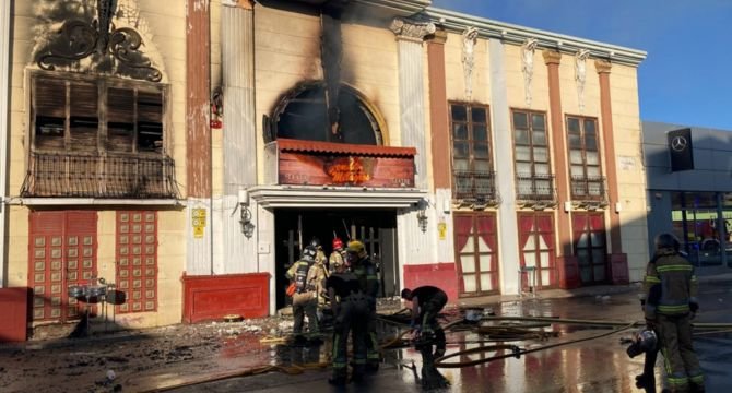 Los bomberos realizan tareas de extinción en la sala incendiada de Murcia. Imagen ayuntamiento de Murcia.