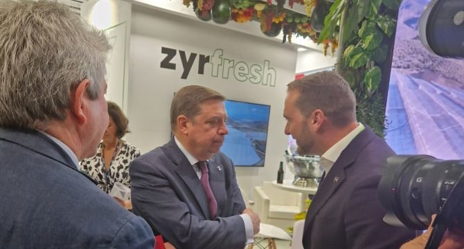 El ministro de Agricultura en funciones, Luis Planas, ha felicitado al consejero de la empresa, Juan Francisco Zambudio, por el éxito de la iniciativa que está dando magníficos resultados tan solo