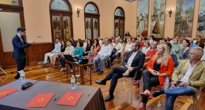 La sesión, organizada por FEFE Murcia, se celebró bajo el título ‘Novedades laborales y de Seguridad Social en 2023 para oficinas de farmacia’ y contó con la asistencia de un centenar de profesion