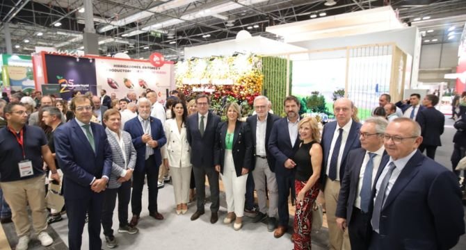 El presidente de la CEOE, Antonio Garamendi, rodeado de una delegación de la región en Fruit Attraction.