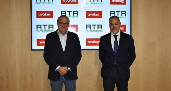 El acuerdo ha sido rubricado por el director general de Aválam, Luis Martínez de Salas, y el presidente de ATA Murcia, Francisco Casado.