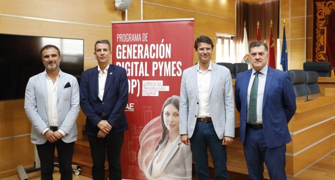 ENAE ha organizado junto al ayuntamiento de Molina de Segura una charla sobre transformación digital en las empresas bajo el título, 'Digitalízate para triunfar', donde se ha presentado el program