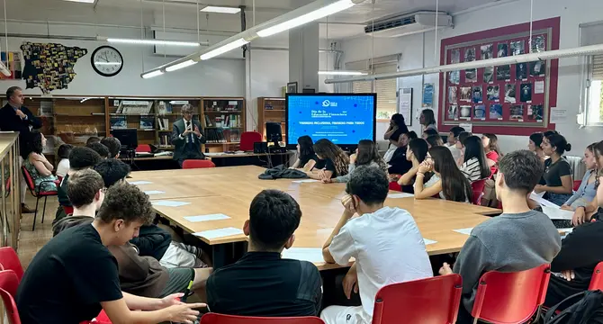 Un momento del coloquio sobre educaci&oacute;n financiera que mantuvo hoy el consejero de Econom&iacute;a, Hacienda y Empresa, Luis Alberto Mar&iacute;n, con alumnos del IES Saavedra Fajardo.