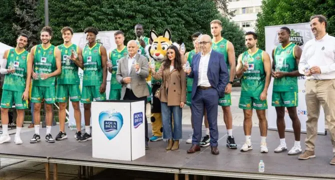 Presentaci&oacute;n de las botellas con las etiquetas que promocionan  el equipo de baloncesto El Bueno Arenas Albacete.