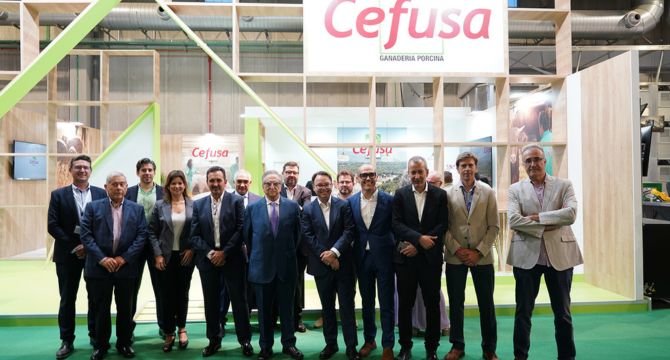 El equipo directivo de Grupo Fuertes frente al stand de Cefusa en SEPOR 2023.