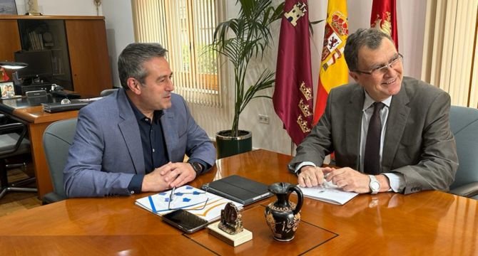 El alcalde de Murcia, José Ballesta, junto al del Alcantarilla, Joaquín Buendía, durante la reunión. 