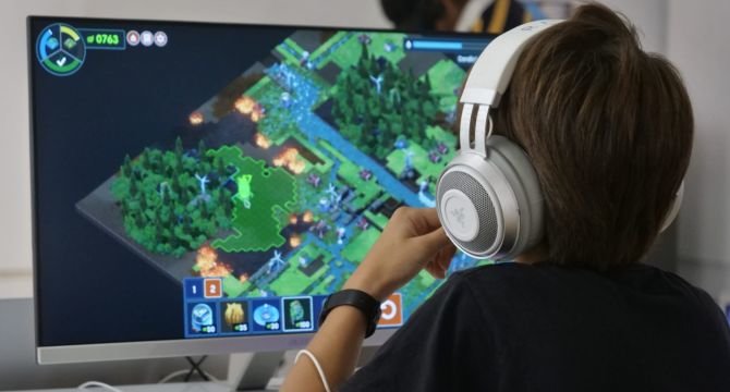 Jóvenes y mayores han disfrutado de la zona de videojuegos habilitada por Nebular para el festival 'Distopía'.