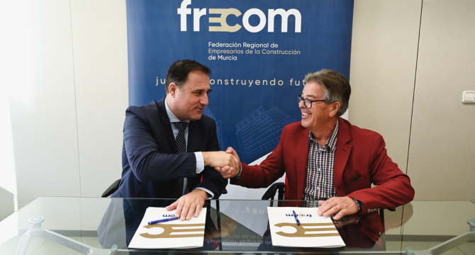El convenio ha sido rubricado por el presidente de FRECOM, José Hernández y el presidente de Columbares, José Nicolás Olmos.