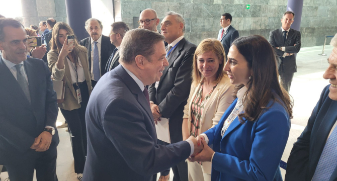 El ministro Luis Planas saluda a la consejera de Agricultura de la Región, Sara Rubira. (Archivo) 