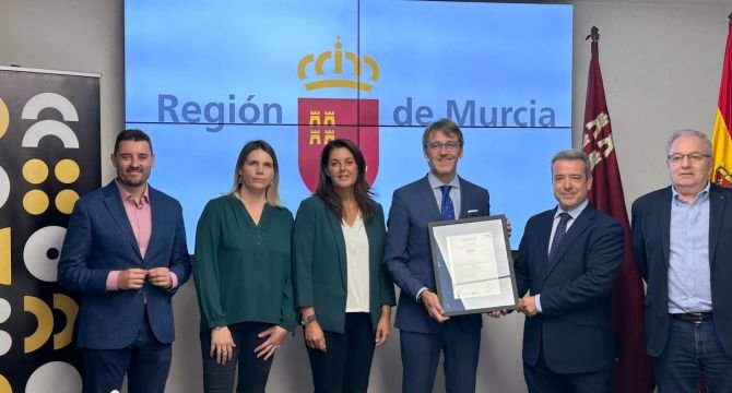 El consejero de Economía, Luis Alberto Marín, recibió el sello de calidad de manos del director de Aenor para la Región Mediterránea, Ángel Luis Sánchez. (1)